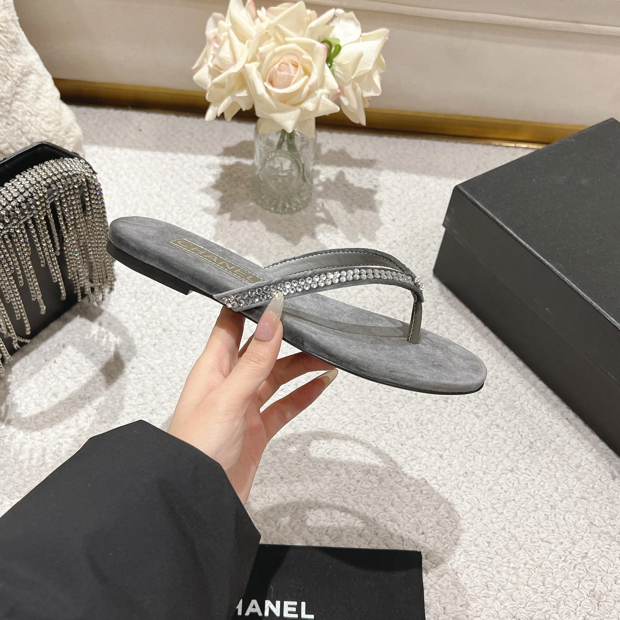 👟👟Ex-factory price 480👟👟 Xiaoxiang chanel 2025 new flip-flops! This series is really amazing. How can it be so beautiful! Summer is really an invincible combination that can be salty or sweet ~ The upper is made of original velvet and the lining is lambskin genuine leather outsole Size: 35-40 (40 customized)